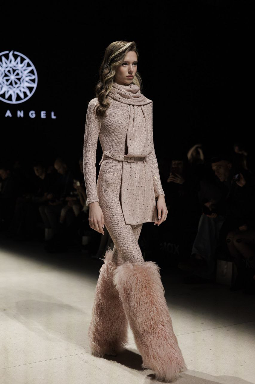 Гостей Московской недели моды очаровали магией кристаллов